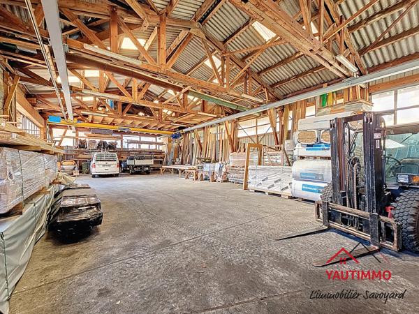 Villard (74420) Ensemble immobilier avec terrain constructible de 2 800 m² en zone UA – Villard, proche Boëge