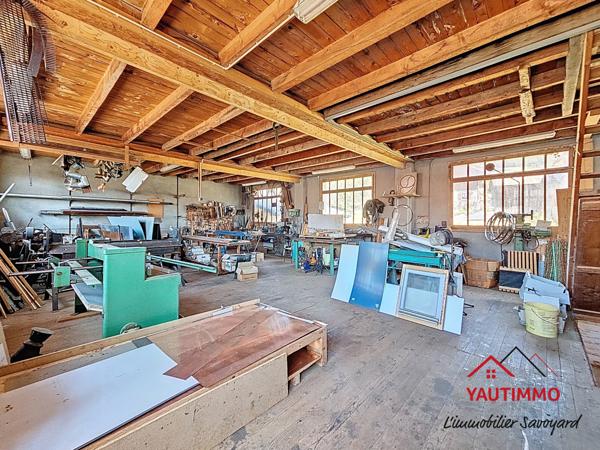 Villard (74420) Ensemble immobilier avec terrain constructible de 2 800 m² en zone UA – Villard, proche Boëge