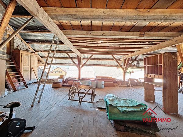 Villard (74420) Ensemble immobilier avec terrain constructible de 2 800 m² en zone UA – Villard, proche Boëge