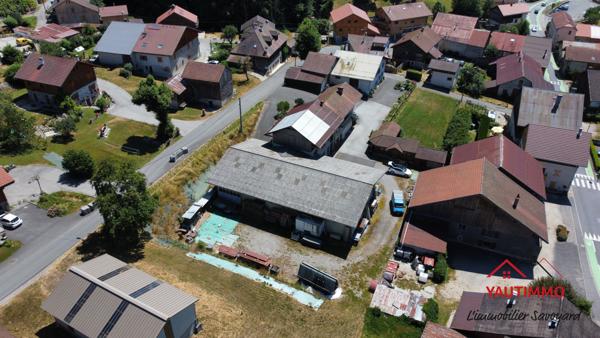 Villard (74420) Ensemble immobilier avec terrain constructible de 2 800 m² en zone UA – Villard, proche Boëge