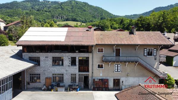 Villard (74420) Ensemble immobilier avec terrain constructible de 2 800 m² en zone UA – Villard, proche Boëge