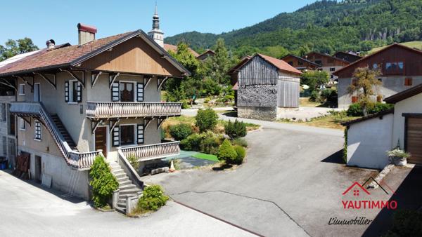 Villard (74420) Ensemble immobilier avec terrain constructible de 2 800 m² en zone UA – Villard, proche Boëge