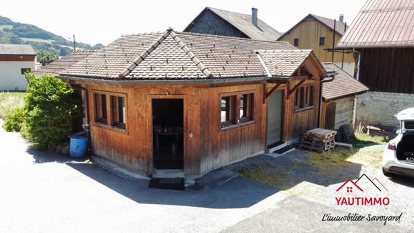 Villard (74420) Ensemble immobilier avec terrain constructible de 2 800 m² en zone UA – Villard, proche Boëge