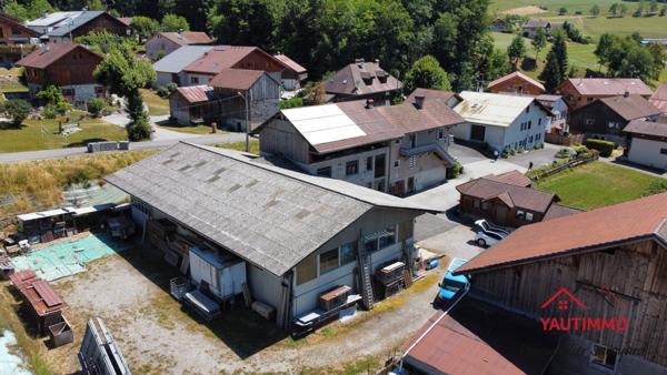 Villard (74420) Ensemble immobilier avec terrain constructible de 2 800 m² en zone UA – Villard, proche Boëge