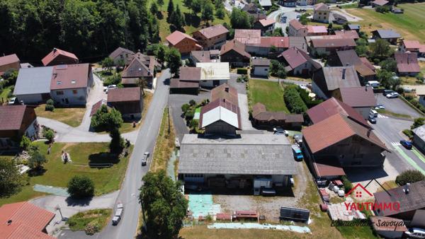 Villard (74420) Ensemble immobilier avec terrain constructible de 2 800 m² en zone UA – Villard, proche Boëge