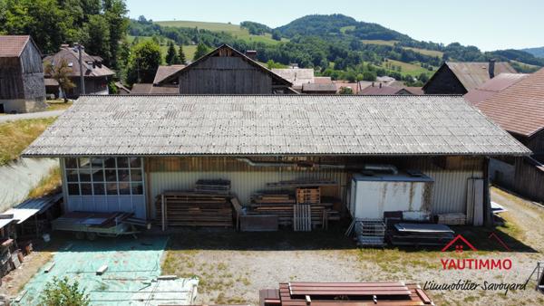 Villard (74420) Ensemble immobilier avec terrain constructible de 2 800 m² en zone UA – Villard, proche Boëge