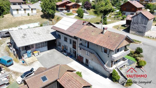 Villard (74420) Ensemble immobilier avec terrain constructible de 2 800 m² en zone UA – Villard, proche Boëge