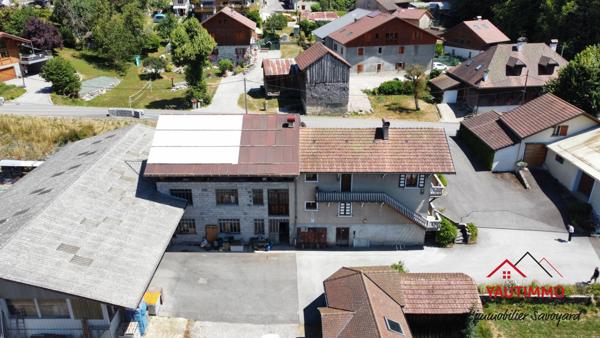 Villard (74420) Ensemble immobilier avec terrain constructible de 2 800 m² en zone UA – Villard, proche Boëge