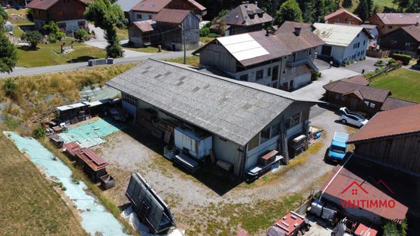 Villard (74420) Ensemble immobilier avec terrain constructible de 2 800 m² en zone UA – Villard, proche Boëge