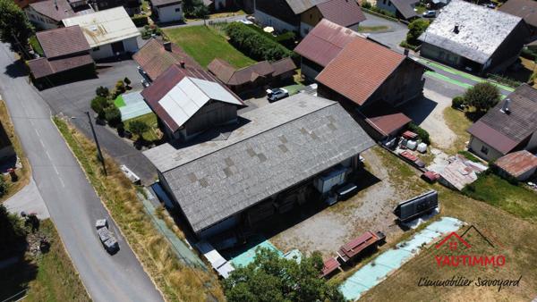 Villard (74420) Ensemble immobilier avec terrain constructible de 2 800 m² en zone UA – Villard, proche Boëge