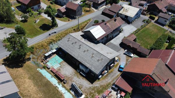 Villard (74420) Ensemble immobilier avec terrain constructible de 2 800 m² en zone UA – Villard, proche Boëge