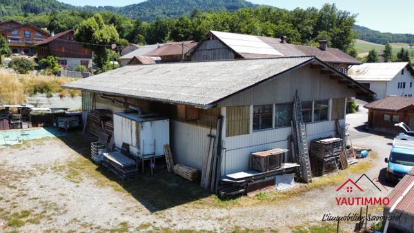 Villard (74420) Ensemble immobilier avec terrain constructible de 2 800 m² en zone UA – Villard, proche Boëge