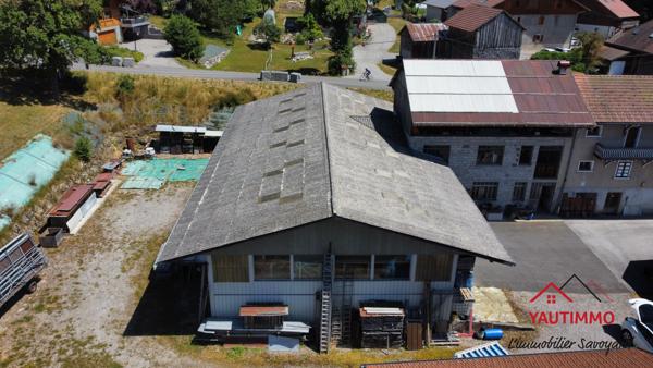 Villard (74420) Ensemble immobilier avec terrain constructible de 2 800 m² en zone UA – Villard, proche Boëge