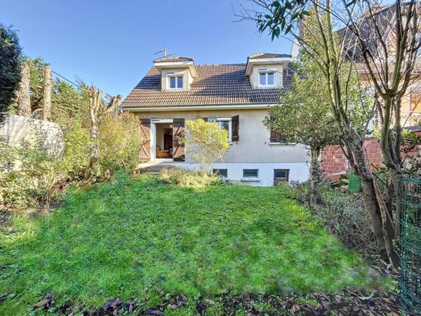 QUARTIER PAVILLIONNAIRE - MAISON FAMILIALE DE 4 CHAMBRES sur 3 niveaux, dans un secteur calme.