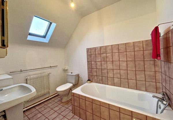 QUARTIER PAVILLIONNAIRE - MAISON FAMILIALE DE 4 CHAMBRES sur 3 niveaux, dans un secteur calme.