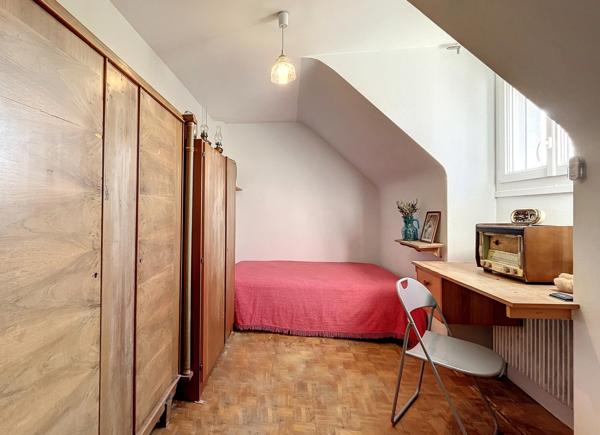 QUARTIER PAVILLIONNAIRE - MAISON FAMILIALE DE 4 CHAMBRES sur 3 niveaux, dans un secteur calme.