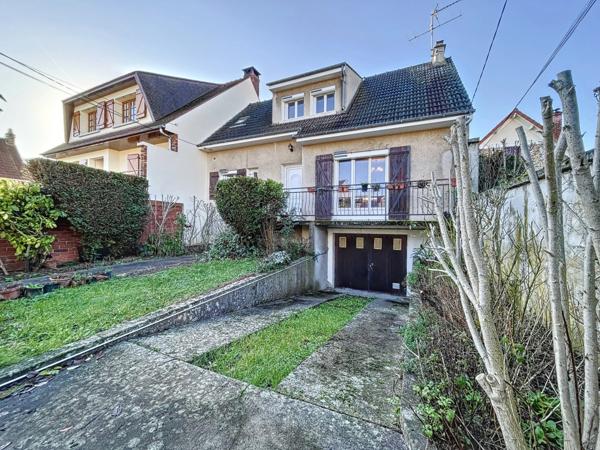 QUARTIER PAVILLIONNAIRE - MAISON FAMILIALE DE 4 CHAMBRES sur 3 niveaux, dans un secteur calme.
