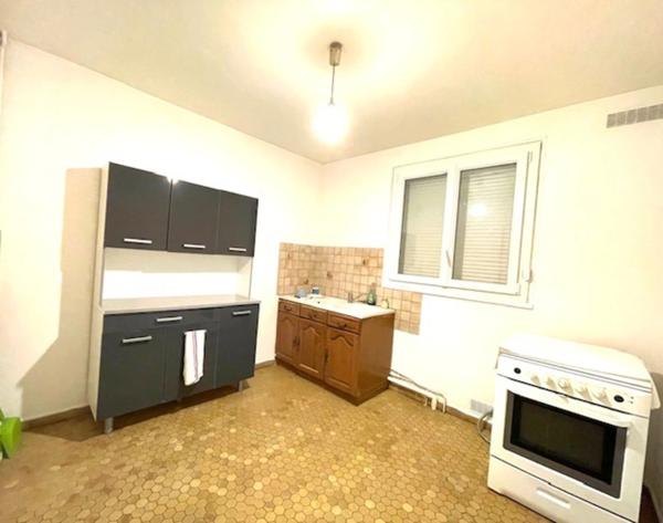 QUARTIER PAVILLIONNAIRE - MAISON FAMILIALE DE 4 CHAMBRES sur 3 niveaux, dans un secteur calme.