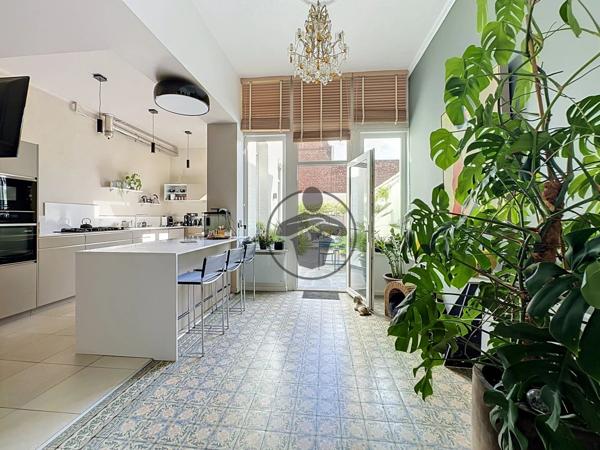 Vente                                                      Maison
                        
                     7 pièces                      202 m2                     à Saint-Quentin