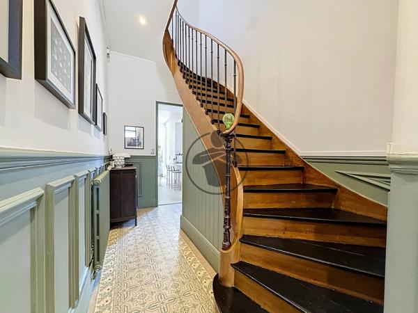 Vente                                                      Maison
                        
                     7 pièces                      202 m2                     à Saint-Quentin