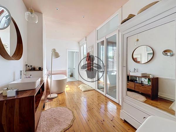 Vente                                                      Maison
                        
                     7 pièces                      202 m2                     à Saint-Quentin
