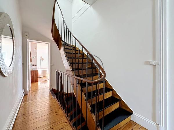 Vente                                                      Maison
                        
                     7 pièces                      202 m2                     à Saint-Quentin