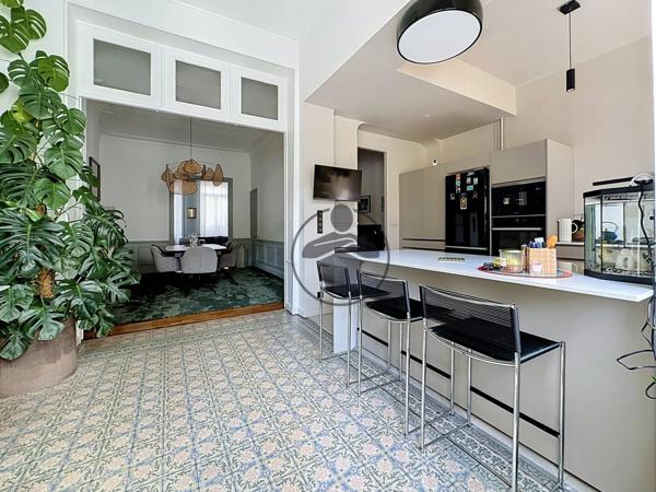 Vente                                                      Maison
                        
                     7 pièces                      202 m2                     à Saint-Quentin