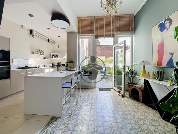 Vente                                                      Maison
                        
                     7 pièces                      202 m2                     à Saint-Quentin