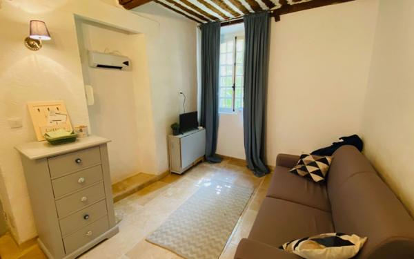 Appartement à vendre    1 pièce •  Antibes
