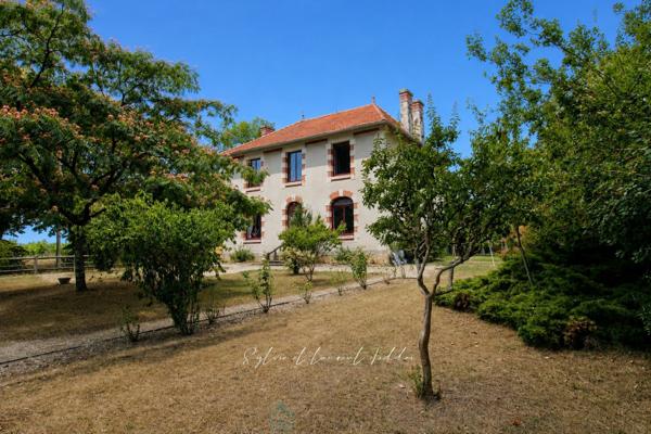 MAISON BOURGEOISE EN PIERRE RENOVEE AVEC PISCINE, DEPENDANCES ET PLUS DE 3,6 HECTARES DE TERRAIN