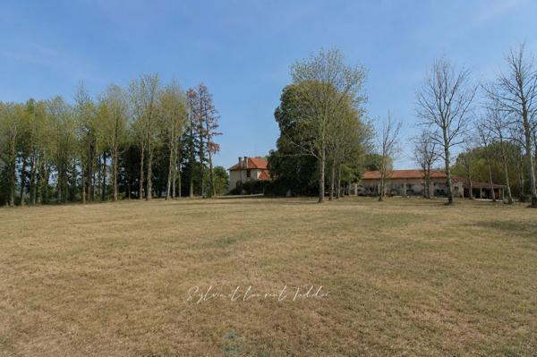 MAISON BOURGEOISE EN PIERRE RENOVEE AVEC PISCINE, DEPENDANCES ET PLUS DE 3,6 HECTARES DE TERRAIN