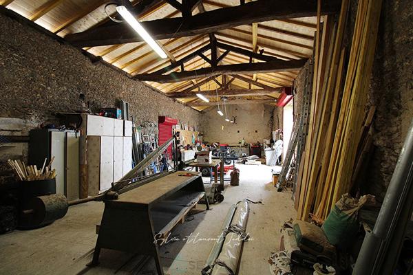 MAISON BOURGEOISE EN PIERRE RENOVEE AVEC PISCINE, DEPENDANCES ET PLUS DE 3,6 HECTARES DE TERRAIN