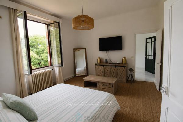 MAISON BOURGEOISE EN PIERRE RENOVEE AVEC PISCINE, DEPENDANCES ET PLUS DE 3,6 HECTARES DE TERRAIN