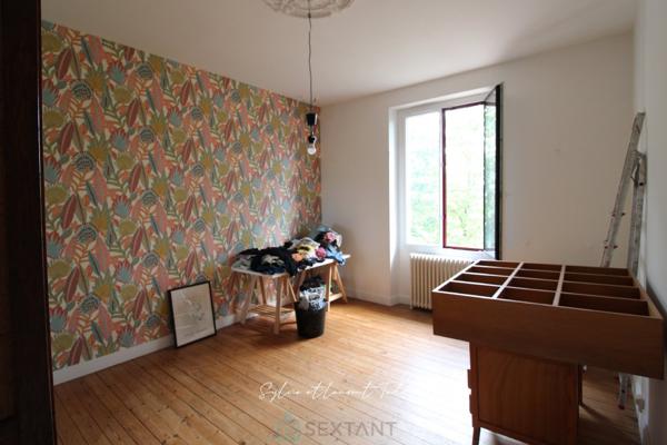 MAISON BOURGEOISE EN PIERRE RENOVEE AVEC PISCINE, DEPENDANCES ET PLUS DE 3,6 HECTARES DE TERRAIN