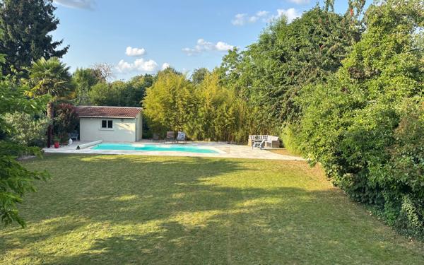 Maison à vendre    8 pièces • 161 m2 Mandres-les-Roses