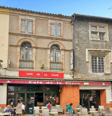 EMPLACEMENT EXCEPTIONNEL EN PLEIN CŒUR DE CASTELSARRASIN POUR CE DOUBLE IMMEUBLE MIXTE DE 480 M²