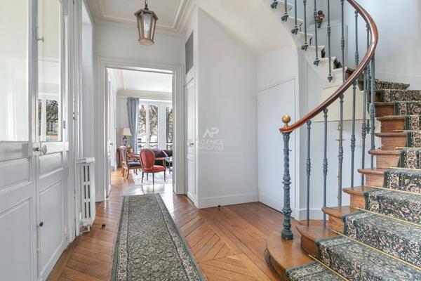 Versailles Notre-Dame -Maison 12 pièces de 320 m² habitables avec jardin plein sud et garage €3 300 000 ** - Référence 25585