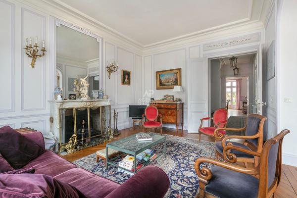 Versailles Notre-Dame -Maison 12 pièces de 320 m² habitables avec jardin plein sud et garage €3 300 000 ** - Référence 25585