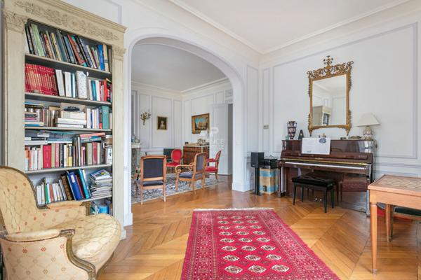 Versailles Notre-Dame -Maison 12 pièces de 320 m² habitables avec jardin plein sud et garage €3 300 000 ** - Référence 25585