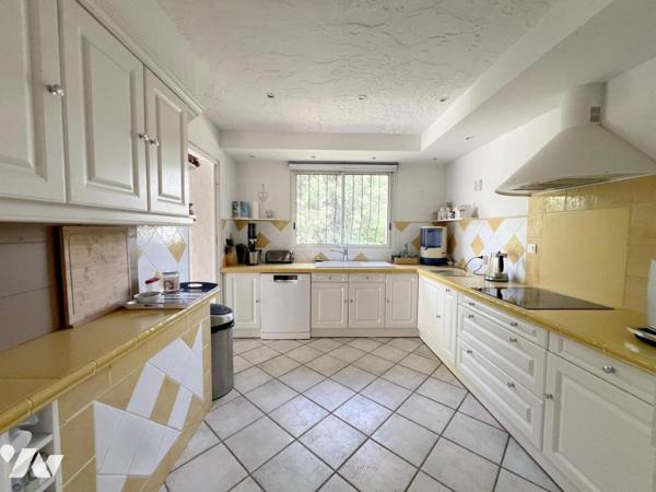 ANTIBES Quartier PEYREGOUE - Parc des Oliviers. Villa 6 pièces avec piscine, T2 indépendant, pkings.