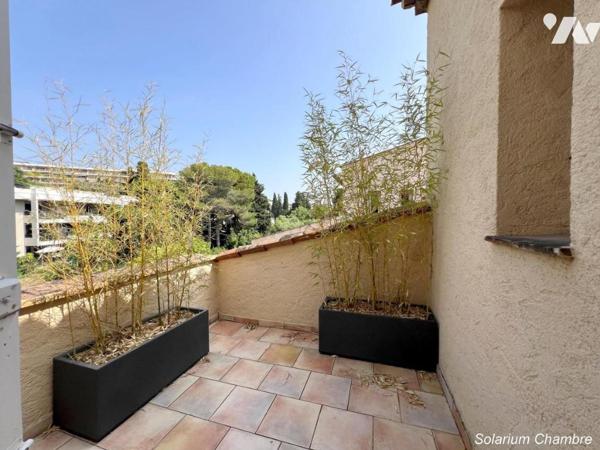 ANTIBES Quartier PEYREGOUE - Parc des Oliviers. Villa 6 pièces avec piscine, T2 indépendant, pkings.