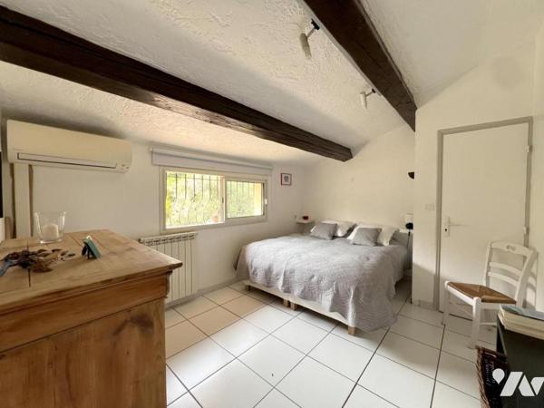 ANTIBES Quartier PEYREGOUE - Parc des Oliviers. Villa 6 pièces avec piscine, T2 indépendant, pkings.