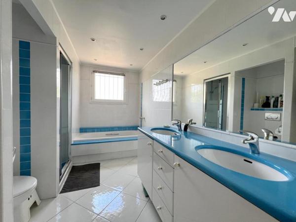 ANTIBES Quartier PEYREGOUE - Parc des Oliviers. Villa 6 pièces avec piscine, T2 indépendant, pkings.