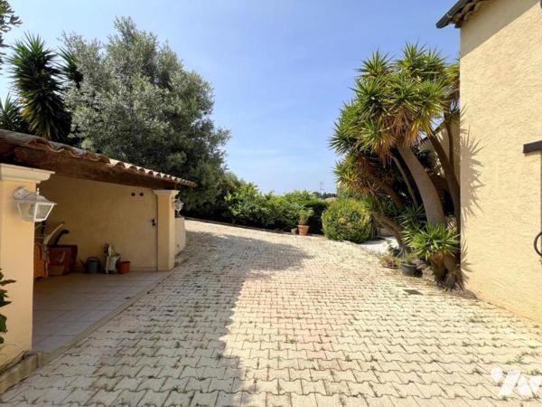 ANTIBES Quartier PEYREGOUE - Parc des Oliviers. Villa 6 pièces avec piscine, T2 indépendant, pkings.