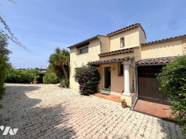 ANTIBES Quartier PEYREGOUE - Parc des Oliviers. Villa 6 pièces avec piscine, T2 indépendant, pkings.