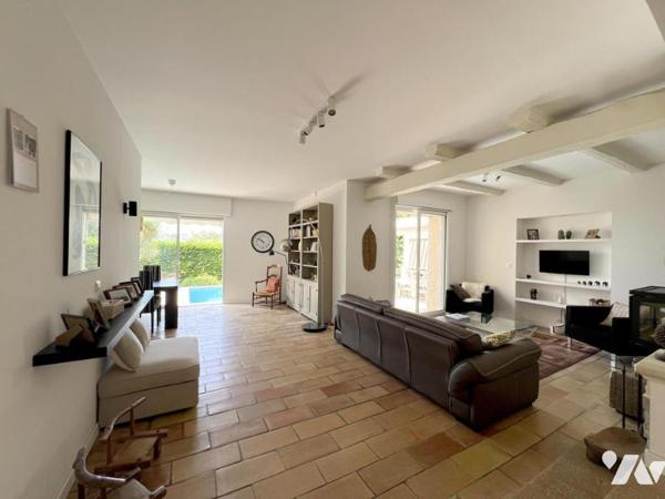 ANTIBES Quartier PEYREGOUE - Parc des Oliviers. Villa 6 pièces avec piscine, T2 indépendant, pkings.