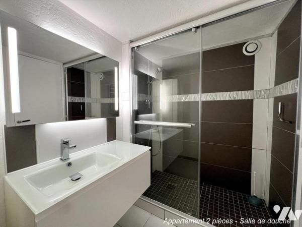 ANTIBES Quartier PEYREGOUE - Parc des Oliviers. Villa 6 pièces avec piscine, T2 indépendant, pkings.