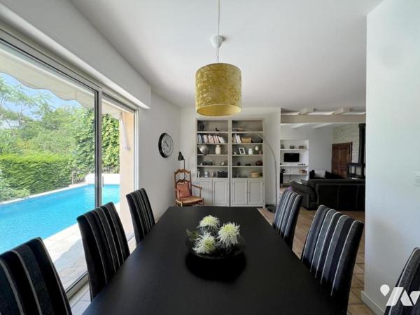 ANTIBES Quartier PEYREGOUE - Parc des Oliviers. Villa 6 pièces avec piscine, T2 indépendant, pkings.