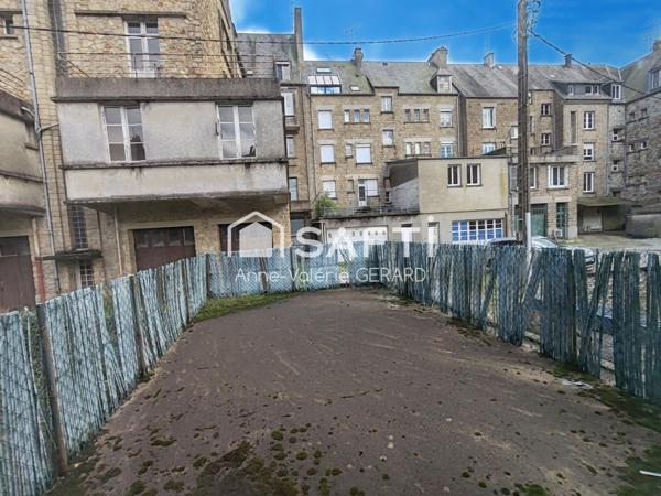 Maison de bourg avec terrasse, atelier et parking