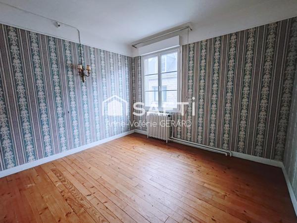 Maison de bourg avec terrasse, atelier et parking